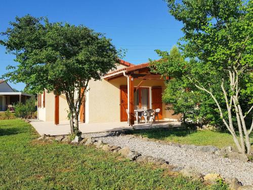 Quillan House | Tidy bungalow with dishwasher on a green domain