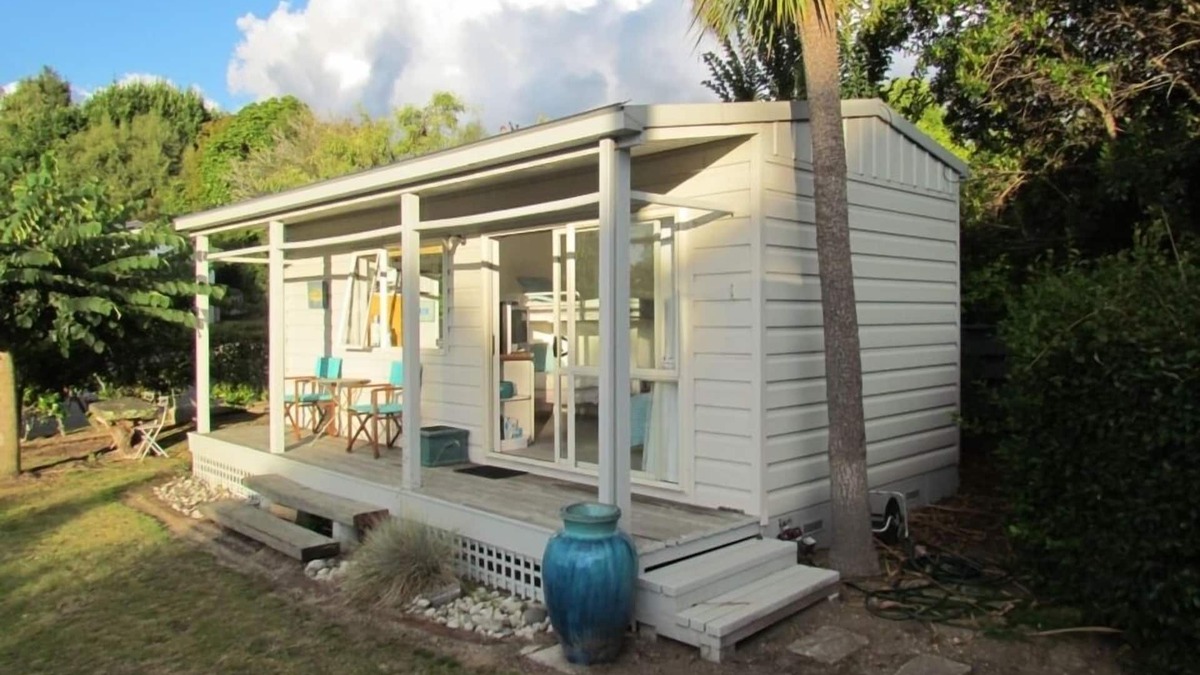 Two Mile Bay Cottage | Tidy close to lake self contained sleepout