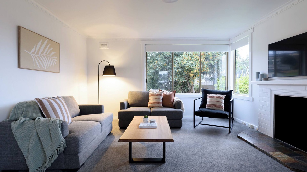 Ulverstone House | Tidy & Comfortable 2-Bed Home with Study – Close to Town