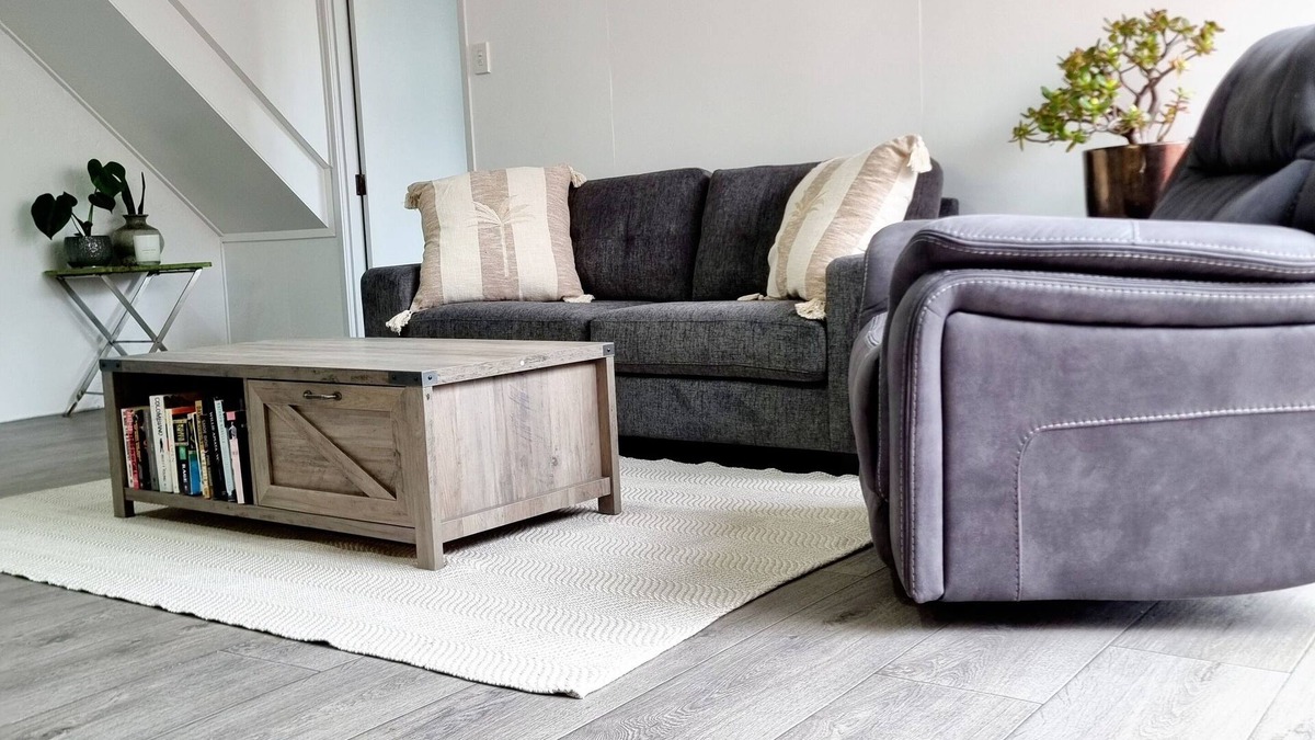 Okitu Apartment | Tidy lower ground floor apartment opposite the beach
