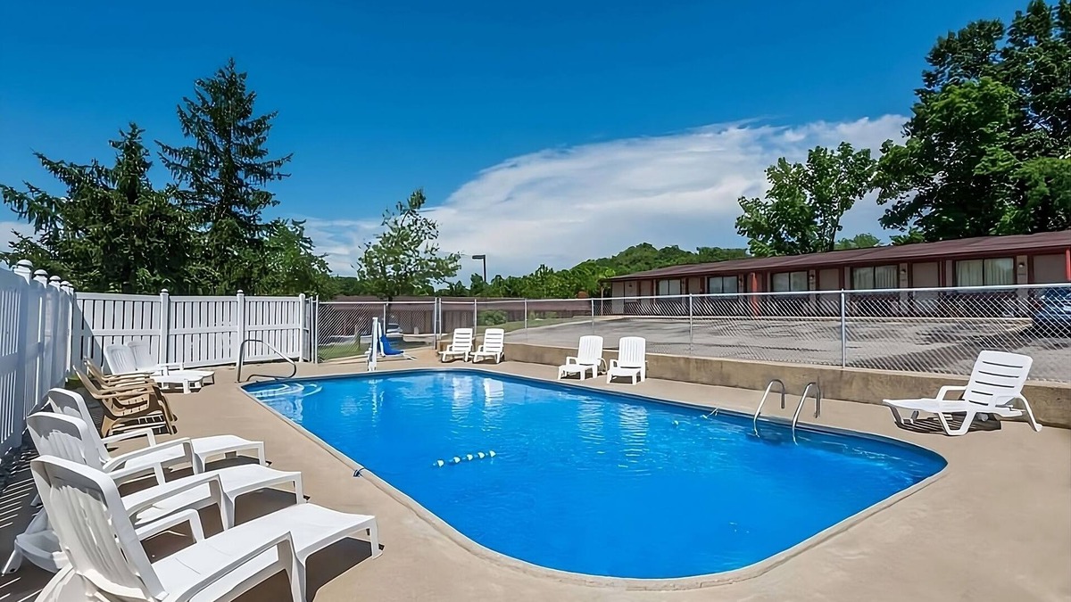 Summitt Hotel | Tidy Unit, Outdoor Pool, Free Parking, WiFi, Pets Allowed