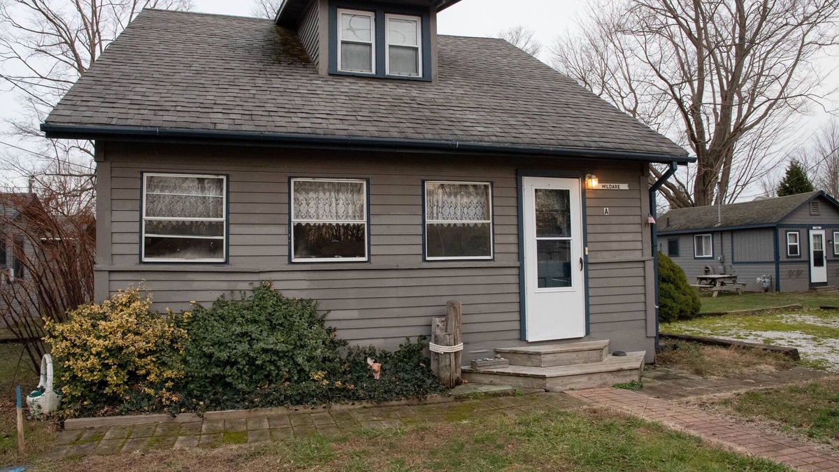 Geneva-on-the-Lake House | Tiffany's Cottages Wildare: GOTL Strip, Pool, Golf Course, WiFi, A/C, Sleeps 8
