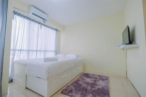 Kayu Putih Apartment | Tifolia Studio Apartment with Double Bed near LRT Station By Travelio
