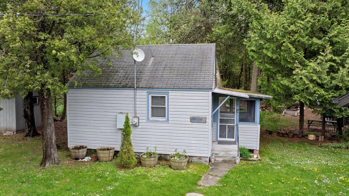 Baileys Harbor Cabin | Tiger Lily Cabin on Kangaroo Lake- Dog Friendly, playground, fire pit