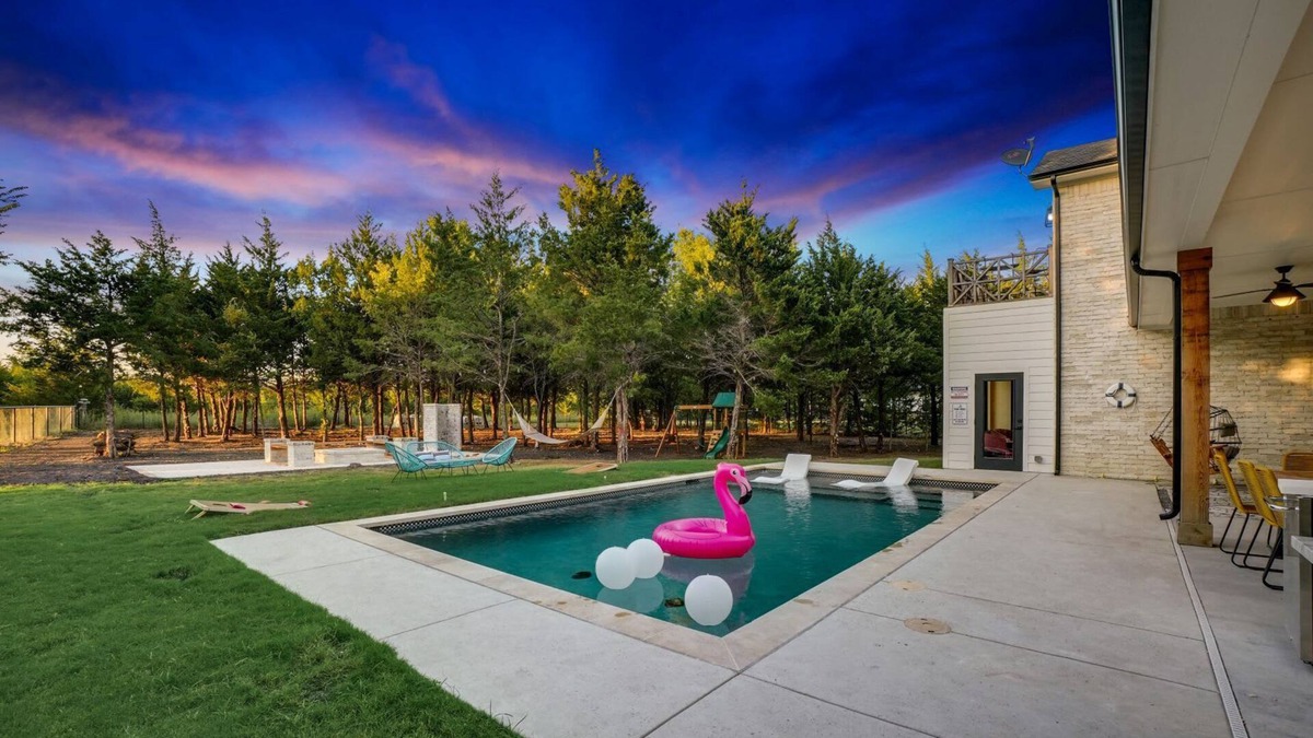 Waxahachie Villa | Tiger Mansion in the acress paradise for events