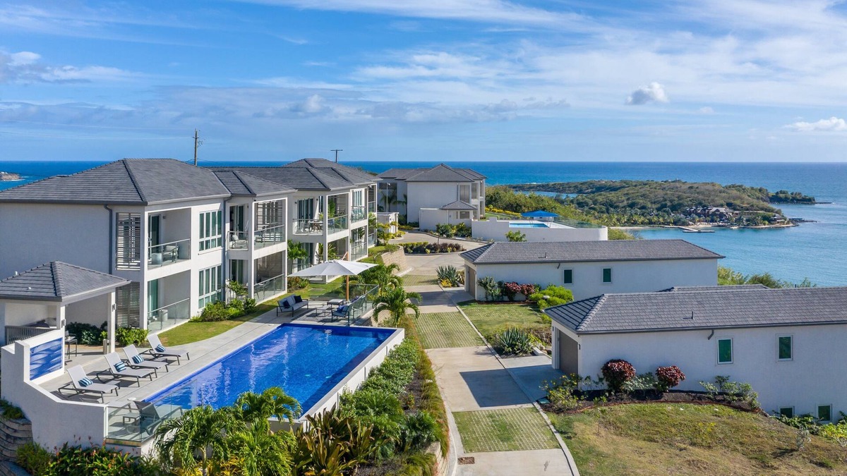 Calvigny Condo | Tiger's Eye - 2-Bed Luxury Suite with Dramatic Ocean Views