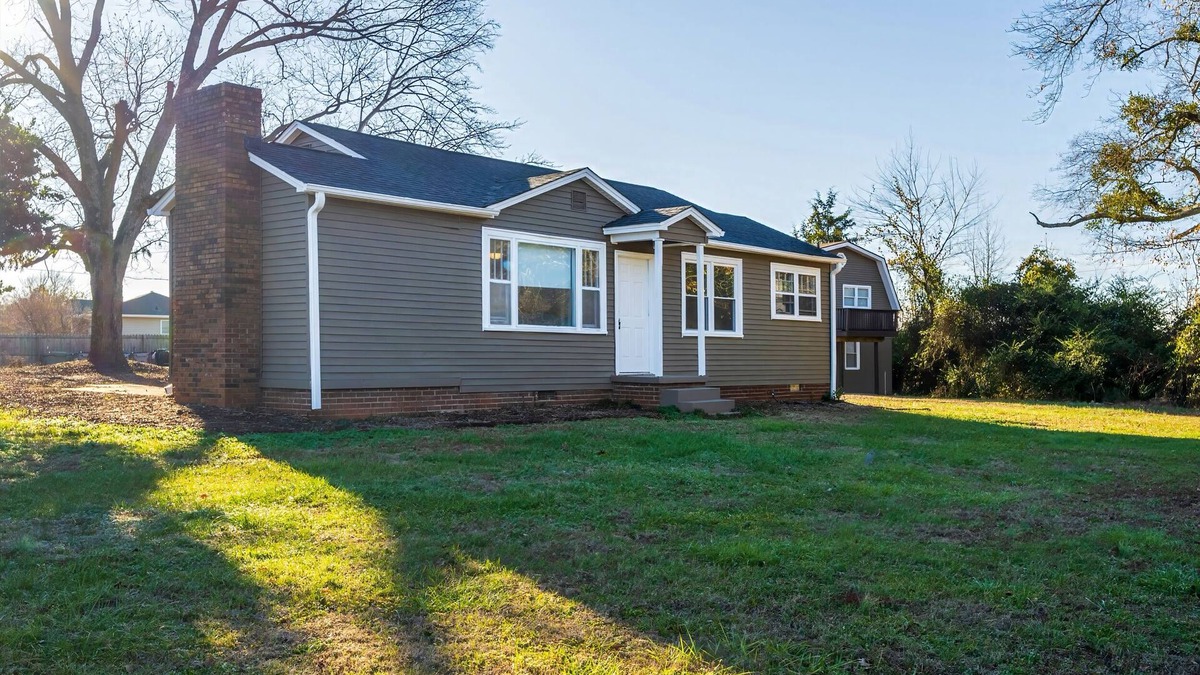 Pendleton House | Tiger's Refuge sleeps up to 18. 10 minutes to Clemson University