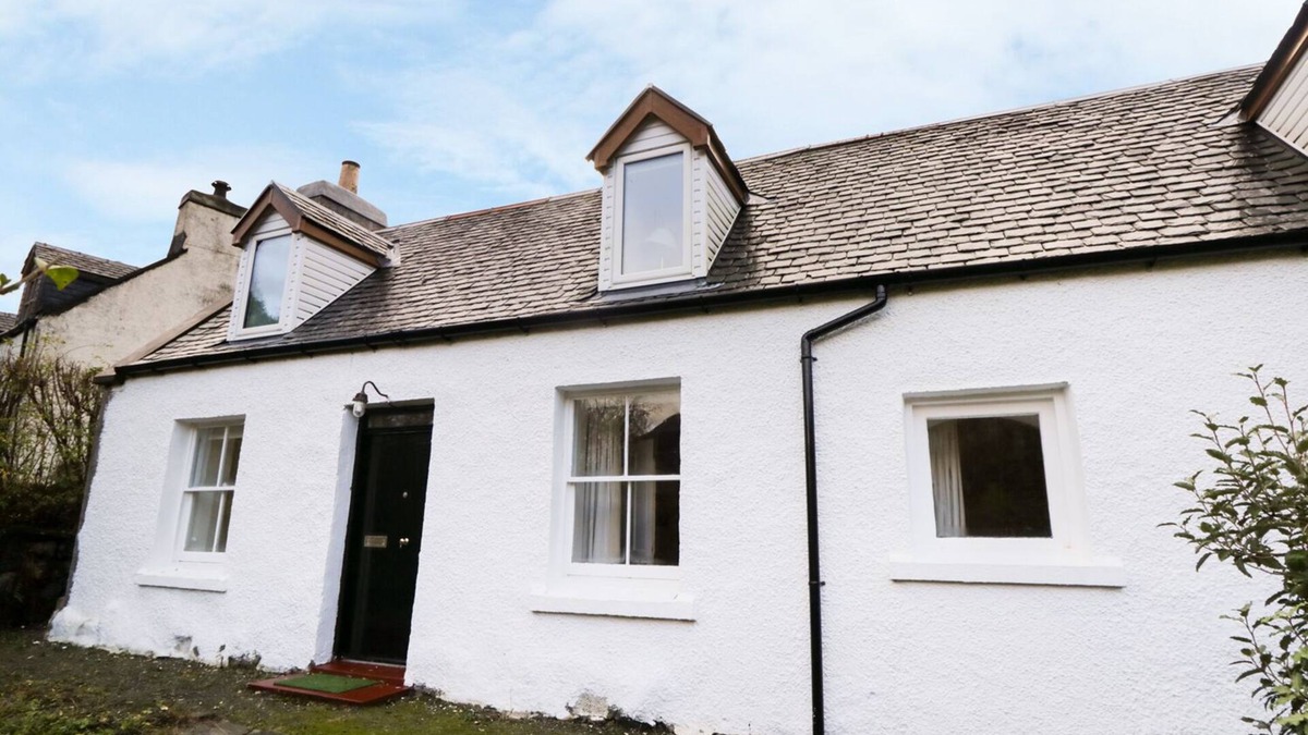 Ardelve Cottage | TIGH FASGAIDH, pet friendly, with open fire in Dornie