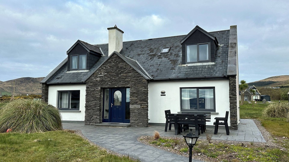 Ballinskelligs Cottage | Tigh Mhic Churtain - Holiday Home in Gorgeous Ballinskelligs
