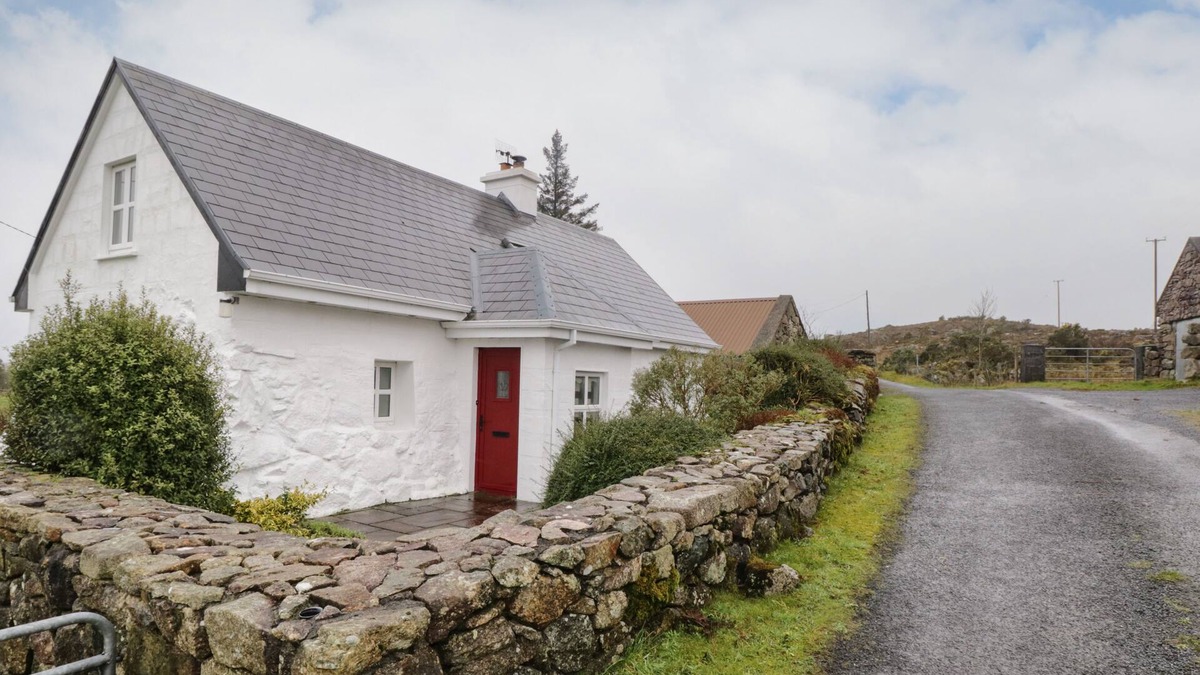 Inishmacatreer Cottage | TIGH MHICÏL, family friendly, with open fire in Rosmuc, County Galway