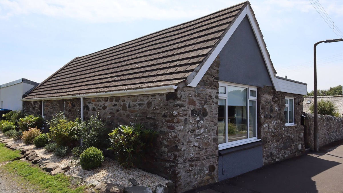 Monreith Cottage | Tigh Samhradh - a cottage that sleeps 4 guests in 1 bedroom