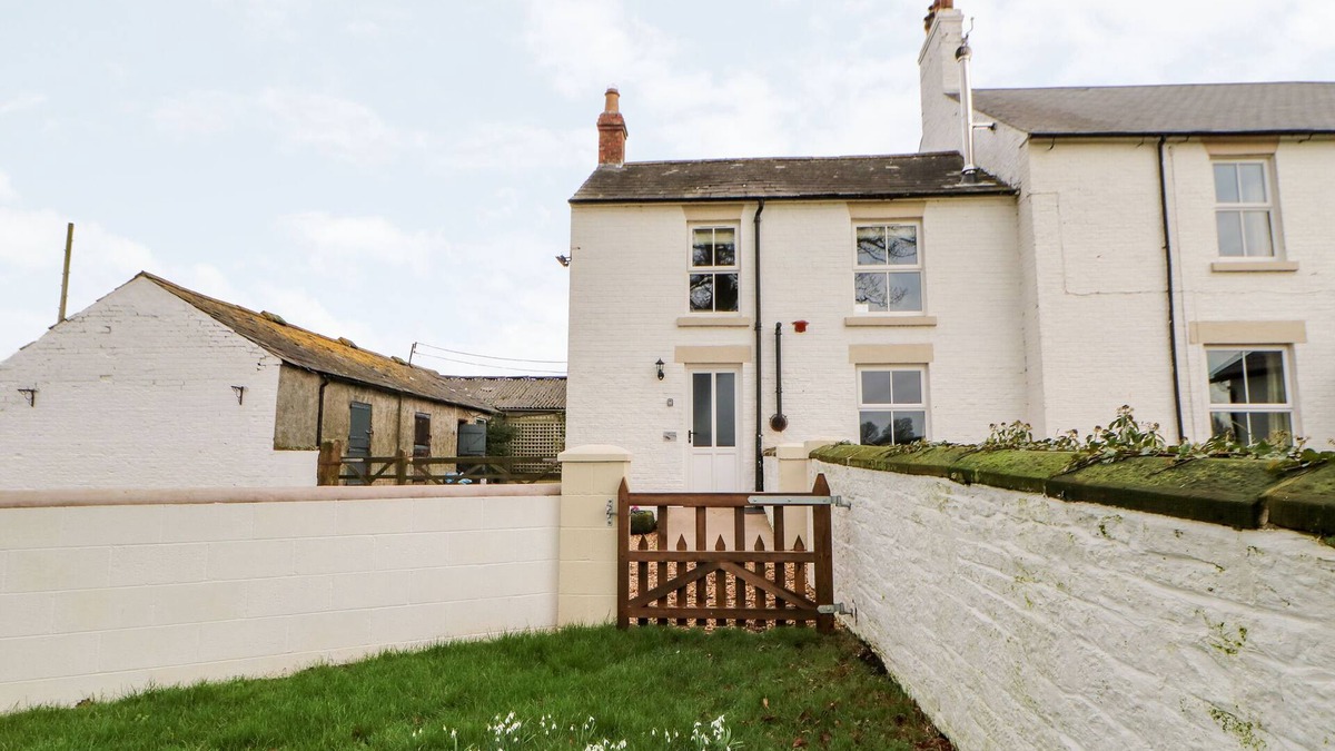 Carlisle Cottage | TIGHT LYNE COTTAGE, pet friendly, with open fire in Longtown