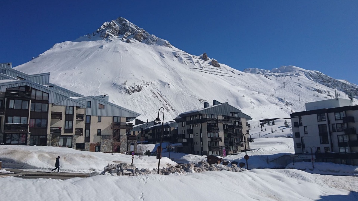 Le Lavachet Apartment | Tignes 6890 ft, 6 330sqft 2 room, south facing, quiet, views of the Gde Motte
