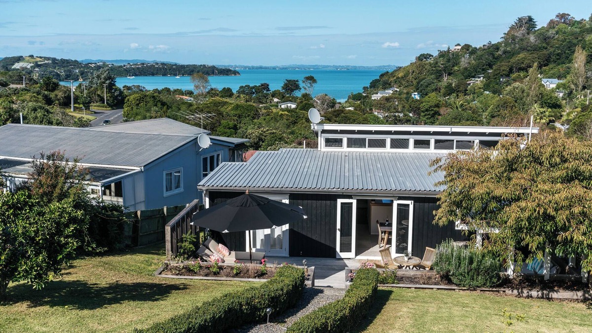 Surfdale House | Tikapa Moana Views | Waiheke Island