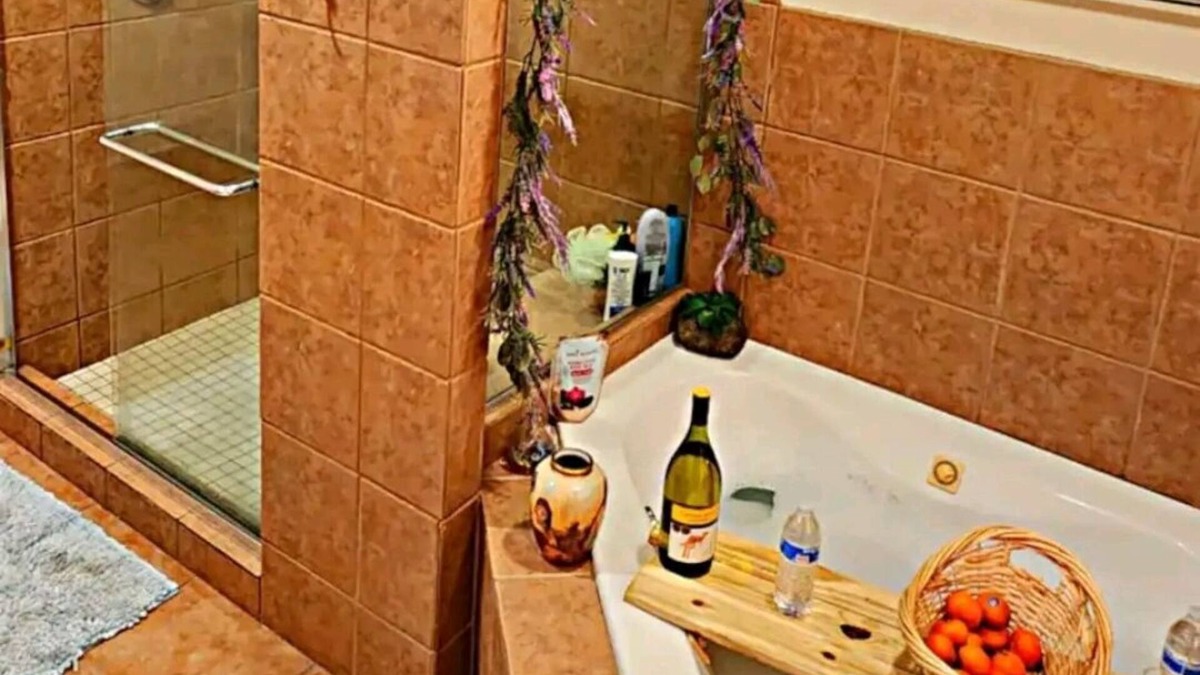 Downtown Baltimore House | Tiki bar jacuzzy and rooftop close to M&T stadium