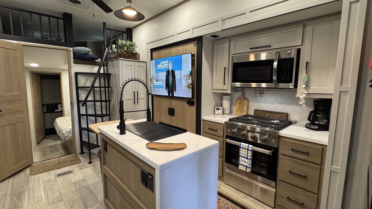 River Ranch RV Rental | Tiki "Glamping" unit fully stocked RV w/golf cart