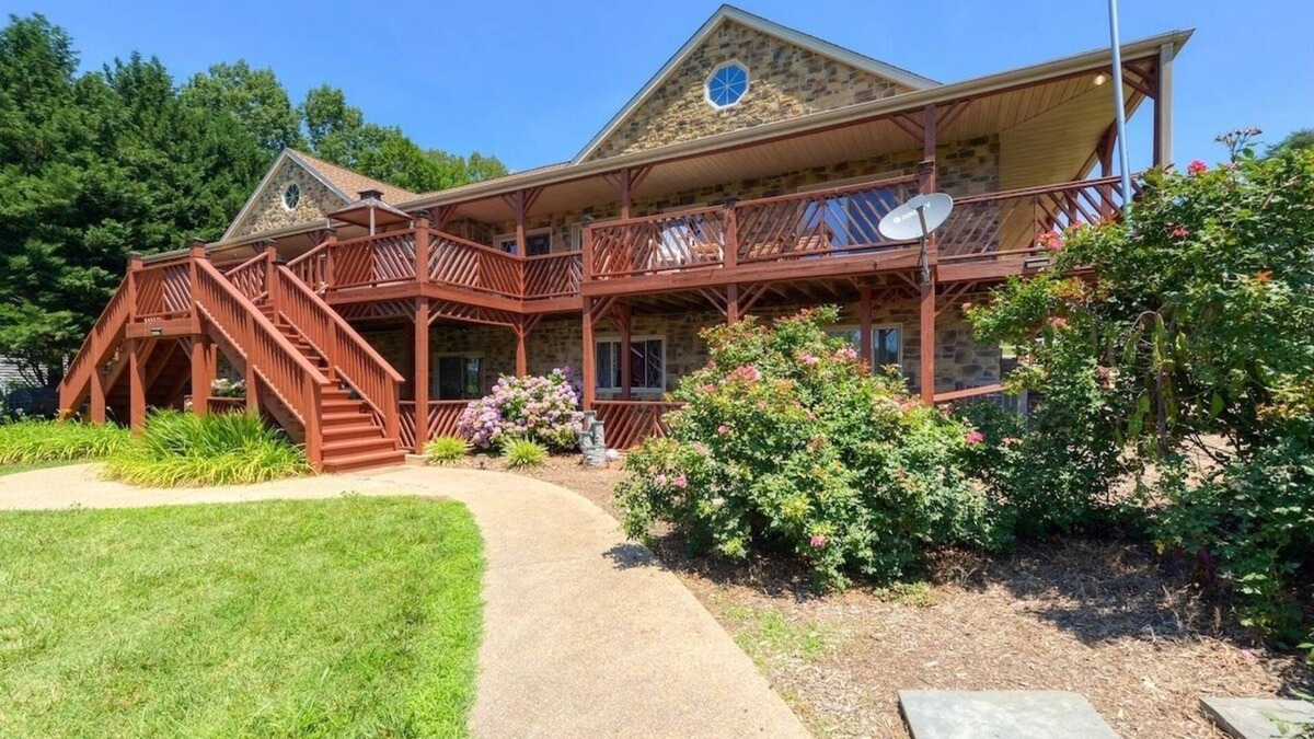 Mineral House | Tiki House, perfect large family getaway!