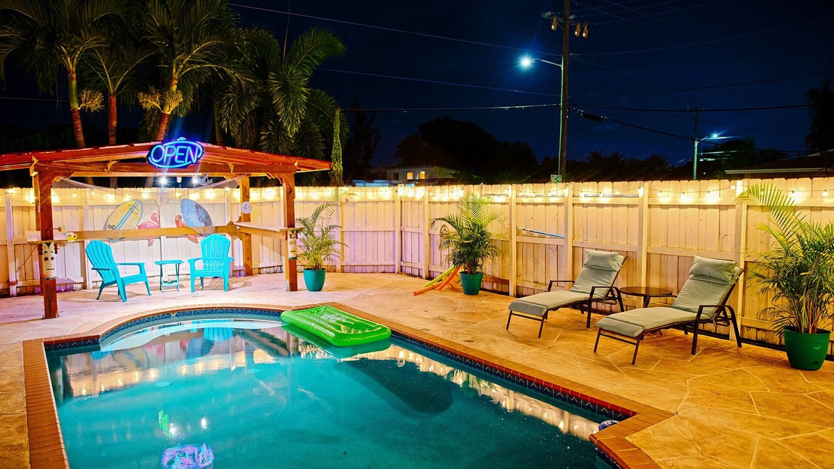 Southwest House | Tiki Hut/Pool 4 BR Coastal Cottage- Dream Vacation (New!)