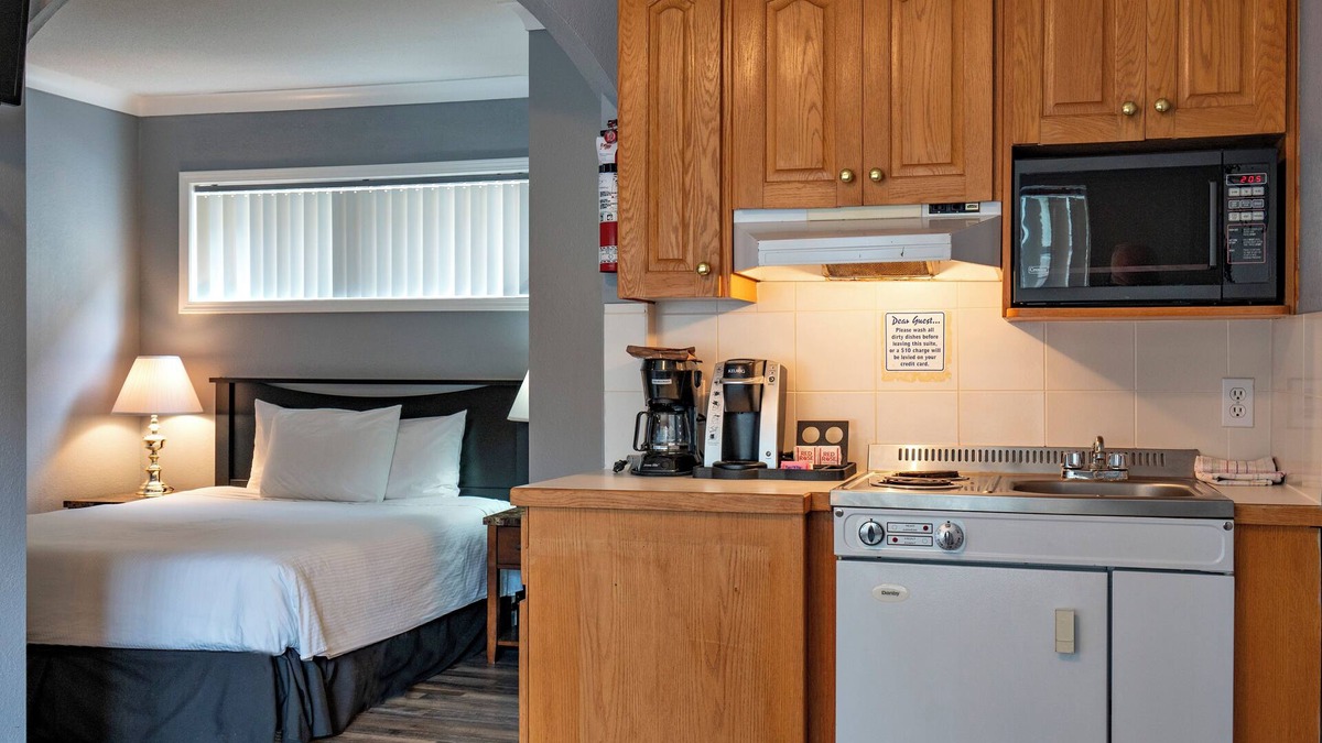 Okanagan-Similkameen Hotel | Tiki Shores Inn & Suites