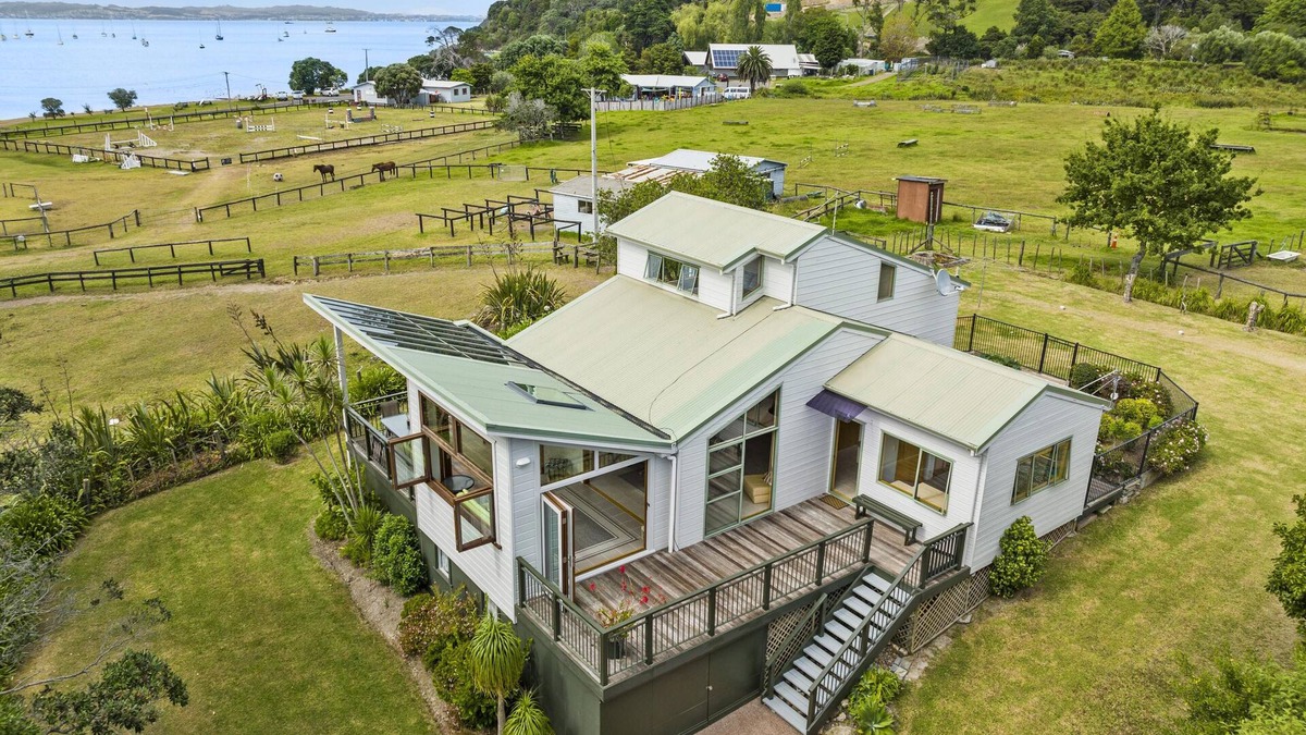 Blackpool House | Tikirau Bay Views - Tikirau Bay Views is a wonderfully appointed family holiday home right next to the beach in Oneroa. With three bedrooms (2 x singles and 2 x queens) and a good sized family bathroom, this is the perfect location for a family group