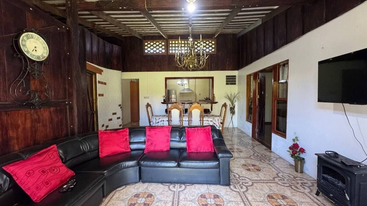 Tilaran House | Tilarán home Entire or private accommodation.