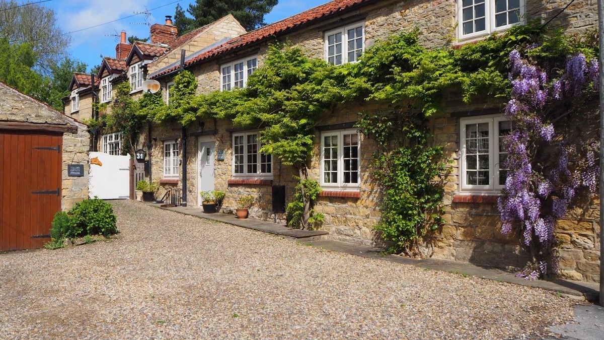 West Heslerton Cottage | TILLERS COTTAGE, pet friendly, character holiday cottage in Ebberston