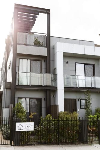 Geelong Apartment | Timber Door Luxury Accommodation Geelong