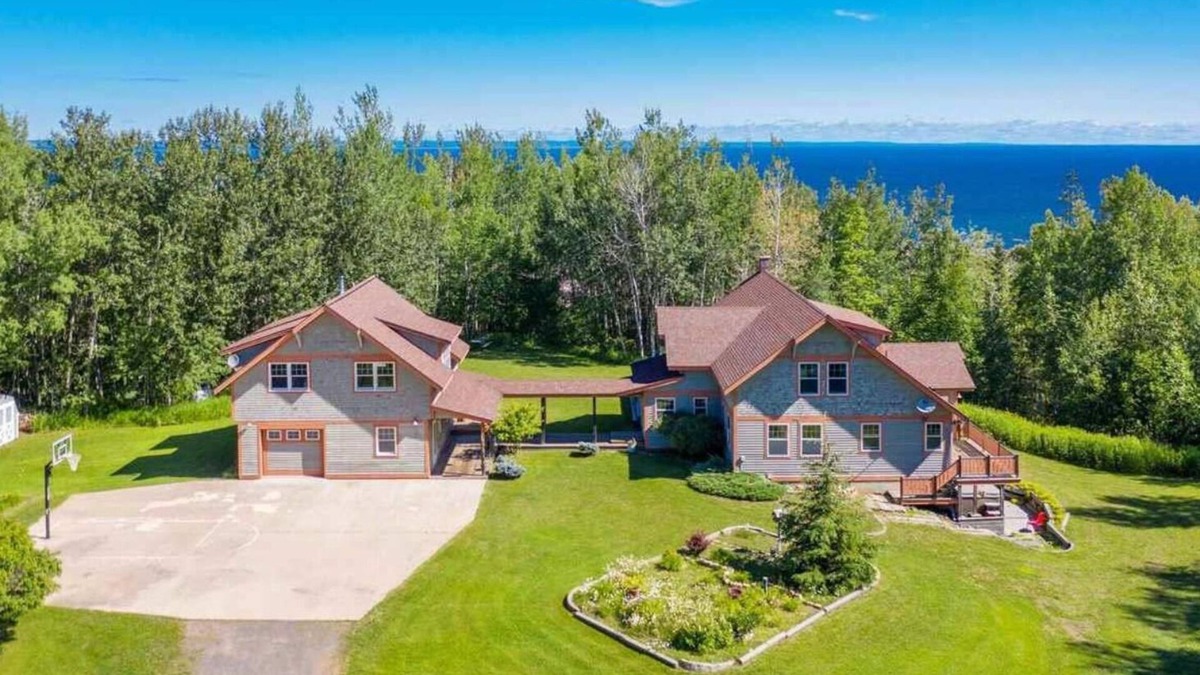 South Range House | Timber Frame House overlooking Lake Superior, 20 miles from downtown Duluth