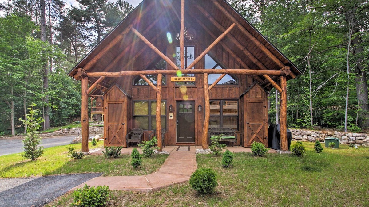 North Conway Cottage | Timber Home: Walk to Slopes & N Conway Shops!
