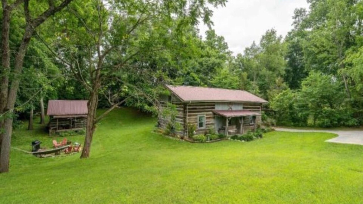 Bluff City Cabin | "Timber Lodge", Rustic 4BR Log Cabin + Guesthouse
