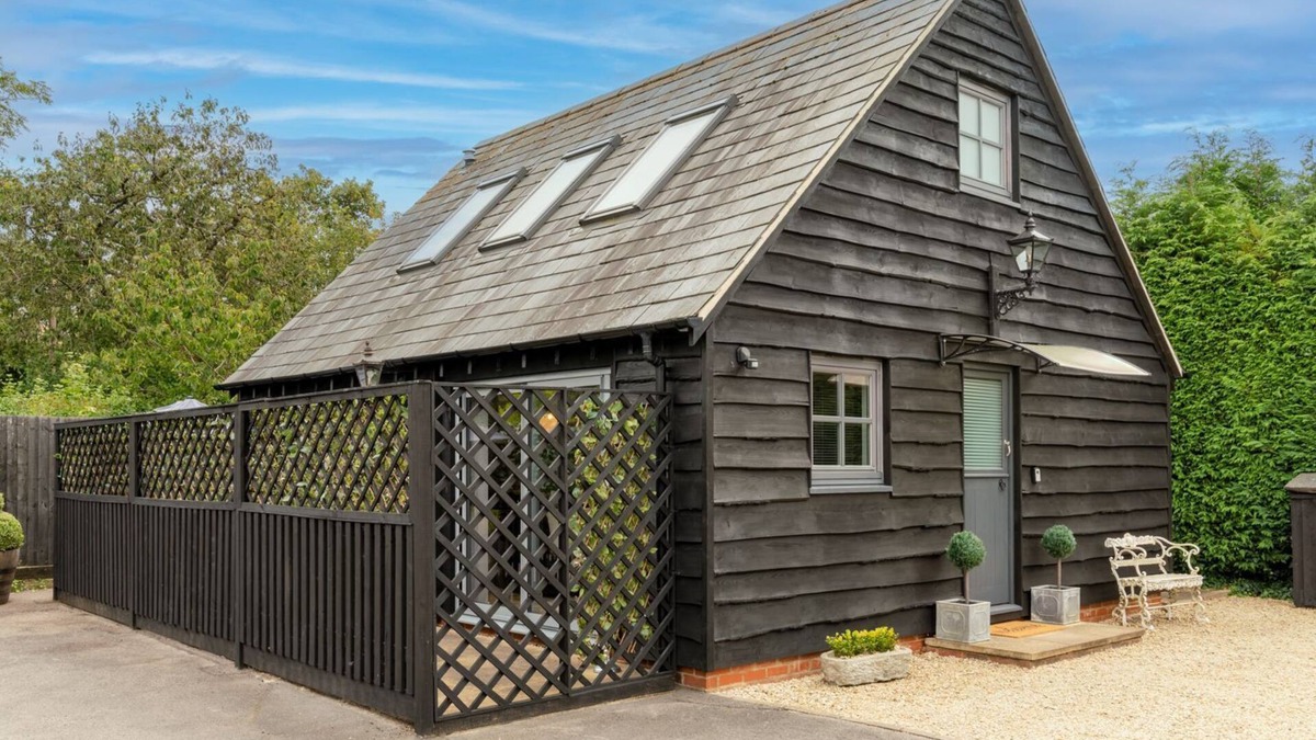Kidlington Cottage | Timber Lodge - sleeps 2 guests in 1 bedroom