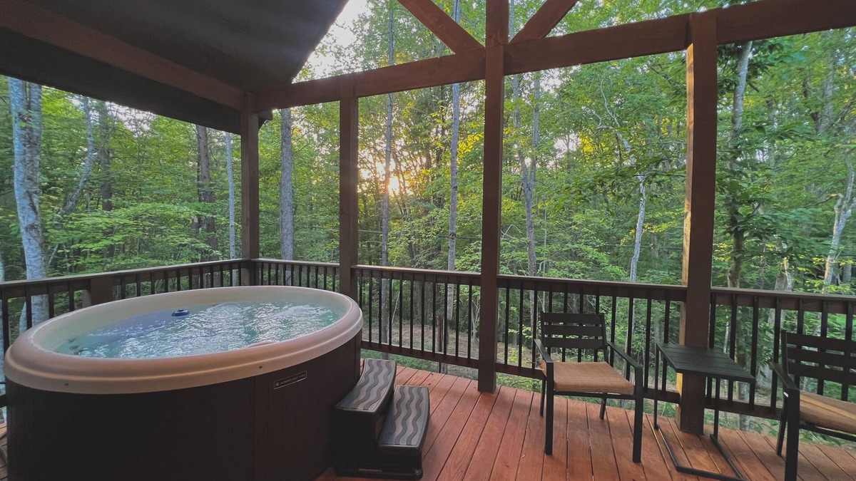 Saint Helens Cabin | Timber Pines at Red River Gorge :1bd/1bth + loft KING beds, Hot Tub & Fire-pit