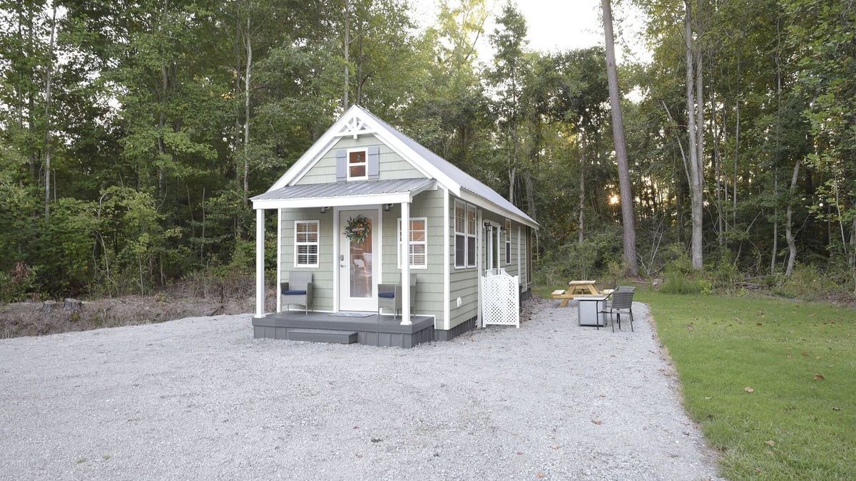Durants Neck Cottage | ~Timber Tiny House~ Screen Porch~ Fire Pit~ Private Driveway~ Country Getaway~
