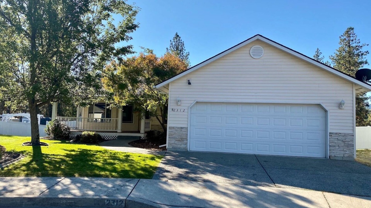 Post Falls House | Timbercrest Retreat - Delightful Home near river, Couer d'Alene & Silverwood!