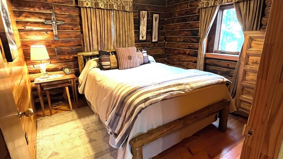 Old Washington Cabin | Timberline Cabins - The Wilmington Cabin - Hot tub, WiFi, Pets, Fireplace
