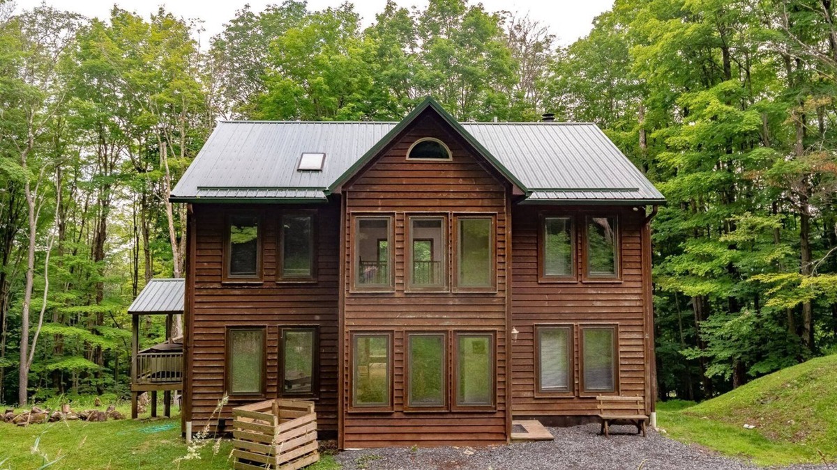 Old Timberline House | Timberly - 699 Ridge RoadnnTimberly - Private Wooded Lot, Outdoor Hot Tub, Pool Table, Pet Friendly, Lake Access!