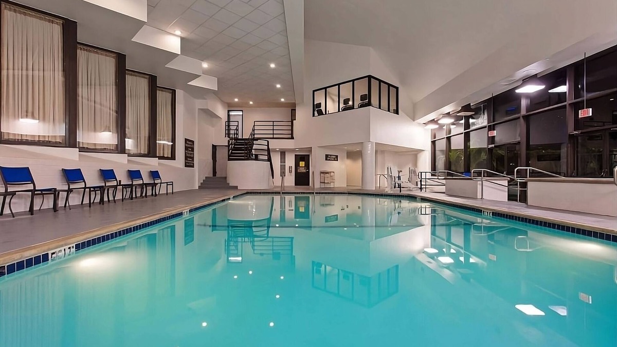 Irvine Business Complex Hotel | Time for a Delightful Getaway! Airport Shuttle, Pool & Jacuzzi, Pet Friendly
