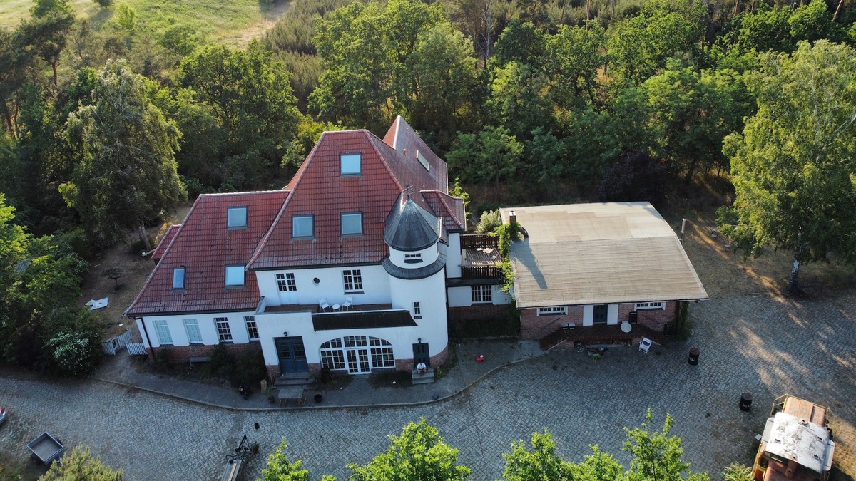 Bornicke House | Time out in a beautiful old train station on the edge of the forest in a large loft