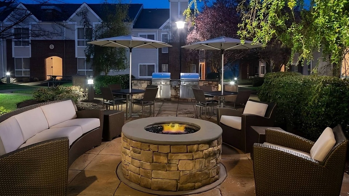 Brentwood Hotel | Time To Relax in Your Suite! Full Kitchen, Outdoor Pool, Free Breakfast