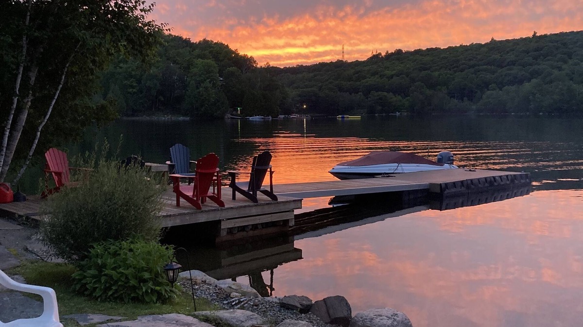 Eagle Lake Cottage | Time to relax! Waterfront, 10 mins to Haliburton.