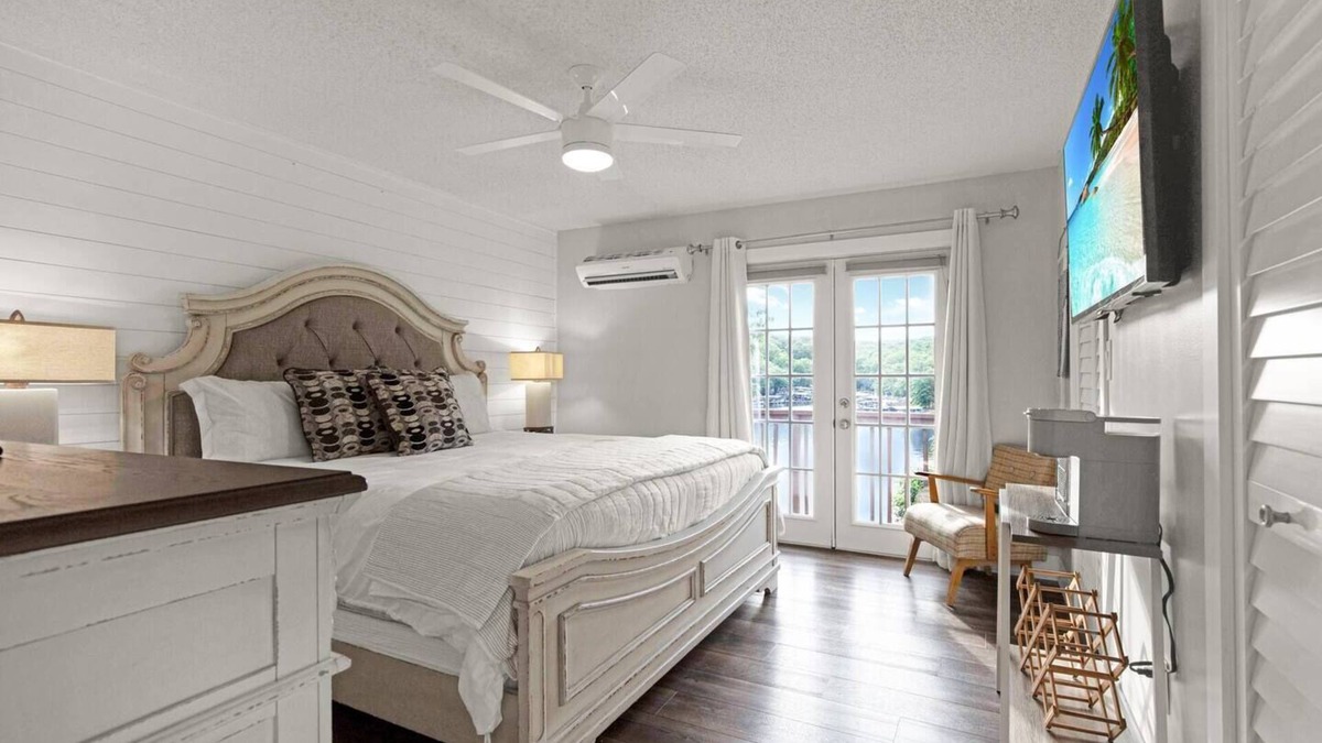 Rocky Mount House | TIME WELL SPENT! Luxury Lake House w Dock & HotTub