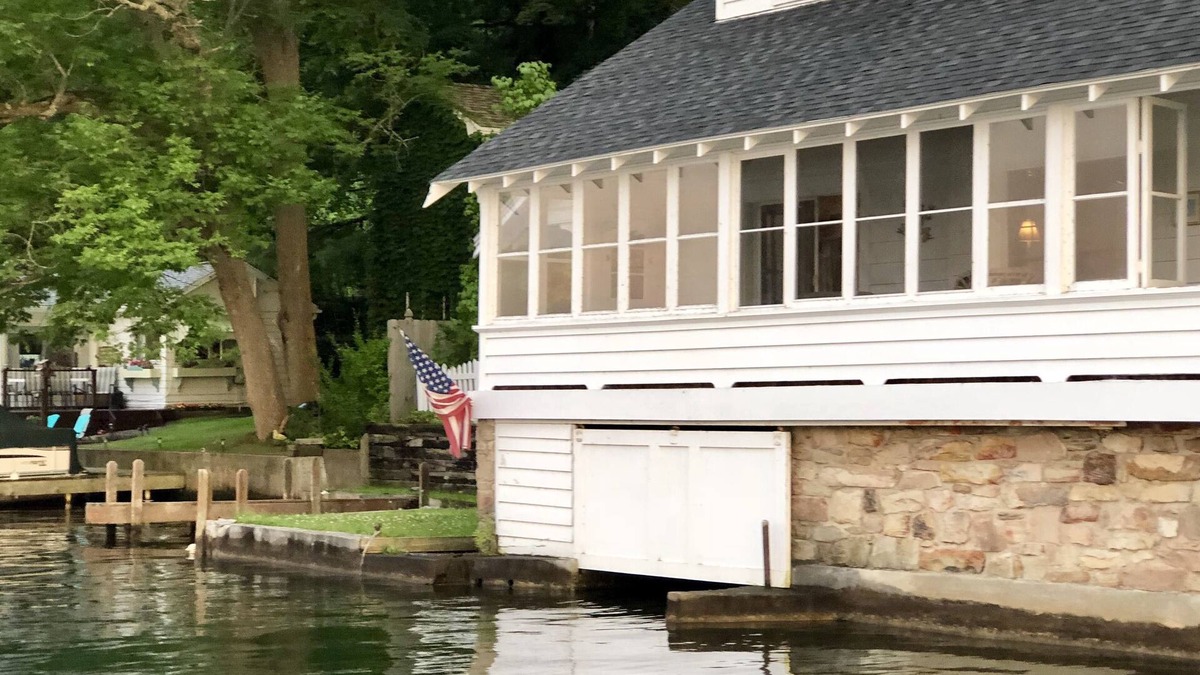 Cuba House | Timeless 4 Bedroom Lakefront House with Gorgeous Views. Pontoon Available