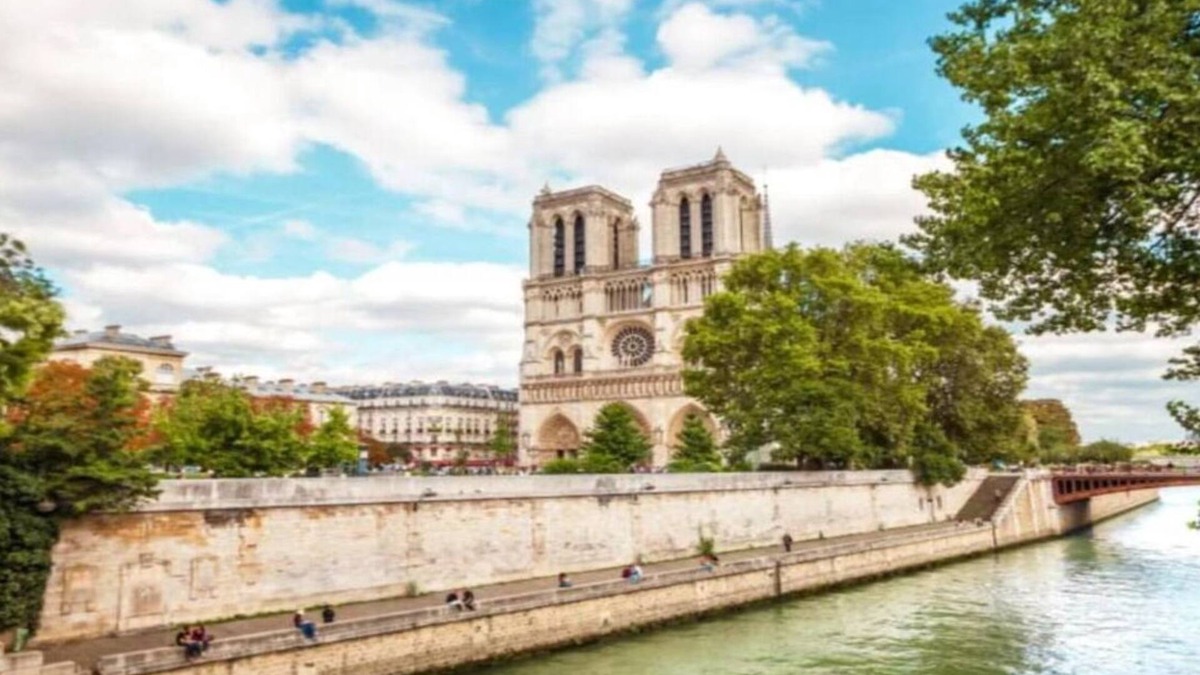 Paris City Center Apartment | TIMELESS ELEGANCE: 4-BEDROOM APARTMENT ON “ÎLE DE LA CITÉ”