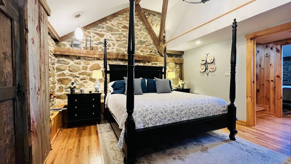 Blue Ridge Bed & Breakfast | Timeless Elegance in Restored Suite – King Bed & Private Spa Bath