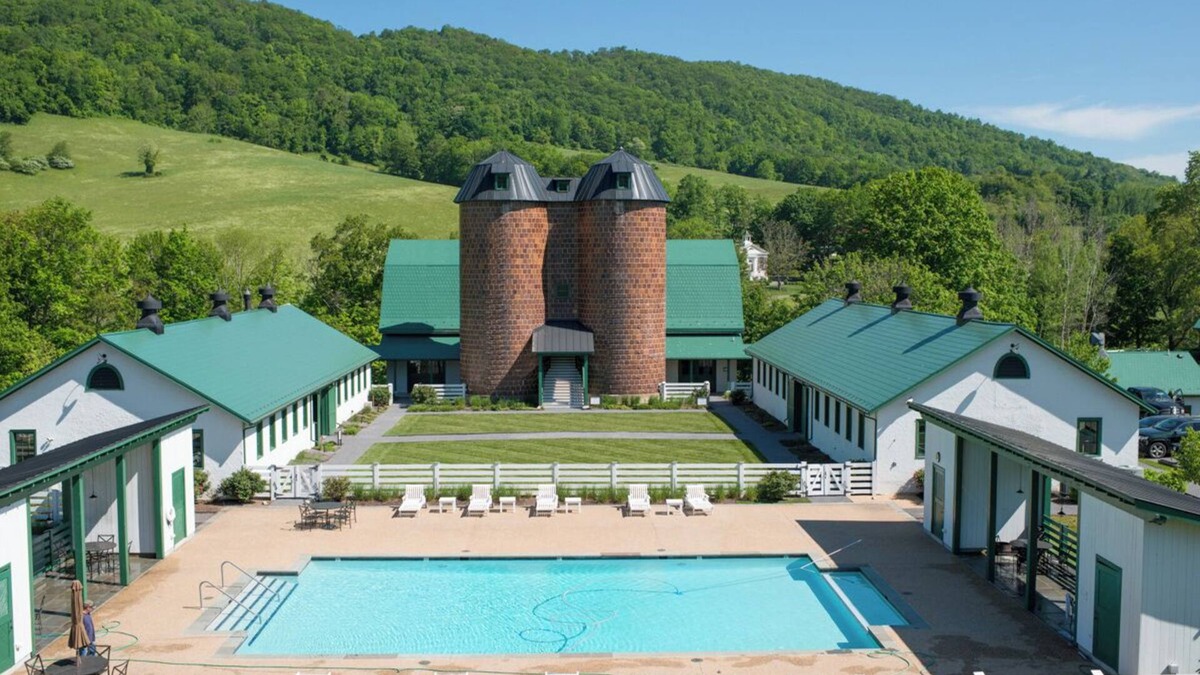 Hot Springs House | Timeless, Historic Manor with modern amenities and charming garden for relaxing