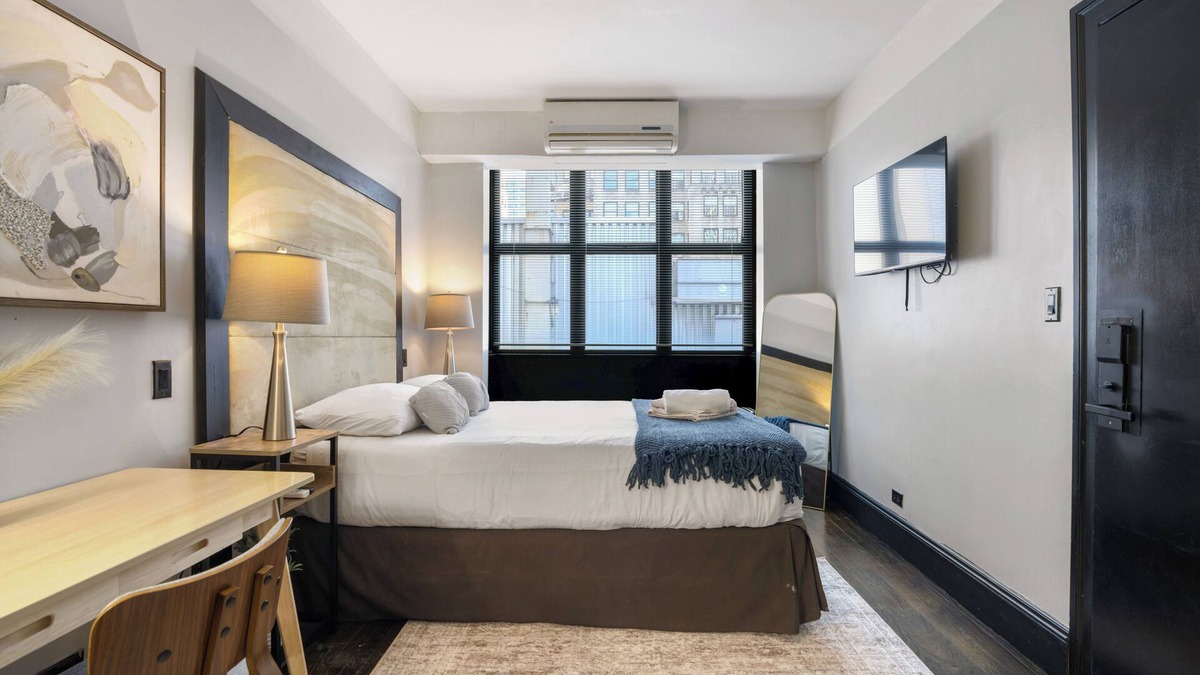 Midtown House | Timeless New York Stay —Walk to Broadway, Times Square & More 1-bedroom building
