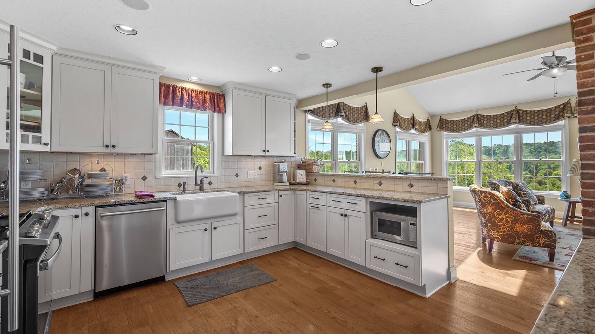 Burgettstown House | Timeless Renovated Pre-Civil War Guest House
