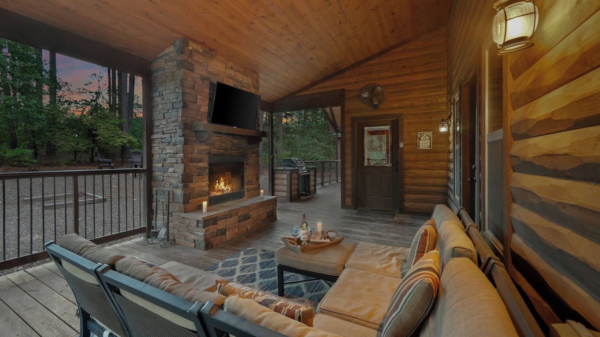 Hochatown Cabin | Timeless Romantic Cabin in Hochatown with Cozy Double-Sided Fireplace