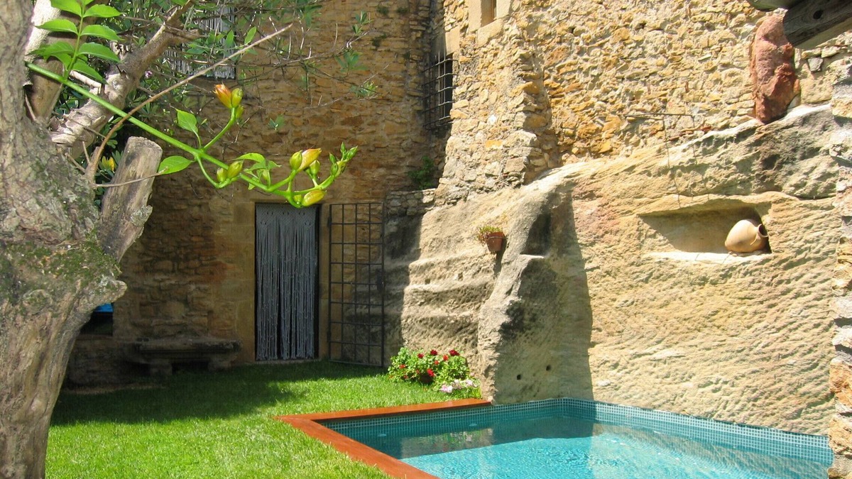 Peratallada Villa | Timeless stone villa with private pool and garden in Peratallada - near the sea.