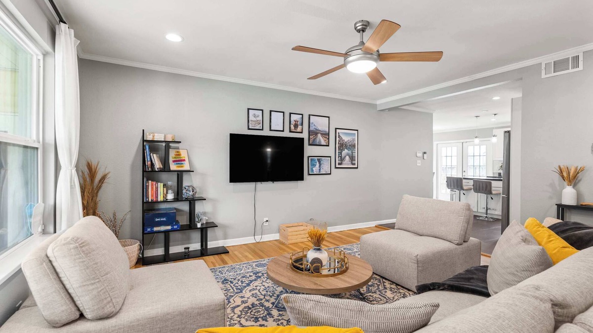 Highland House | Timeless Treasure in a Pedestrian-Friendly Locale!